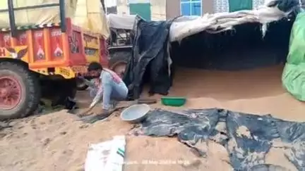 इंदरगढ़: ग्वालियर रोड पर गड्ढे में फंसी ट्रैक्टर ट्रॉली पलटी, 5 कुंतल गेहूं खराब, ठेकेदार की अनदेखी!