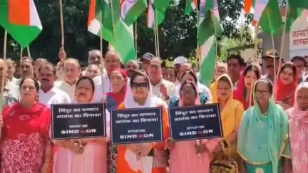 घनारी: गोंदपुर बनेहड़ा में जिला परिषद सदस्य सुशील कालिया की अगुवाई में भाजपा कार्यकर्ताओं ने निकाली तिरंगा यात्रा