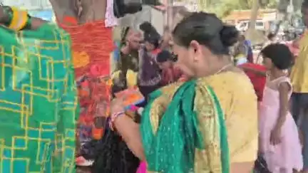 कुटुंबा: पति की लंबी उम्र के लिए कुटुंबा में सुहागिन महिलाओं ने की वट सावित्री की पूजा, मुहूर्त को लेकर दिखा असमंजस