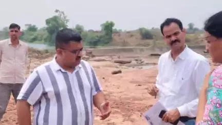मासलपुर: जिला कलेक्टर नीलाभ सक्सेना ने मासलपुर में बने एनिकटों का किया निरीक्षण