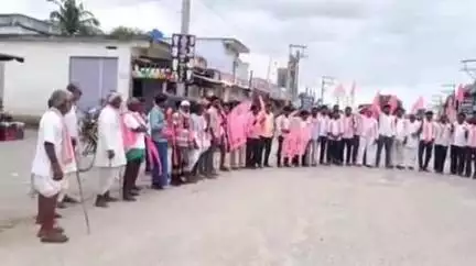 తుంగతుర్తి: తుంగతుర్తిలో అర్హులకు ఇందిరమ్మ ఇళ్లు ఇవ్వాలని బీఆర్ఎస్ శ్రేణులు నిరసన
