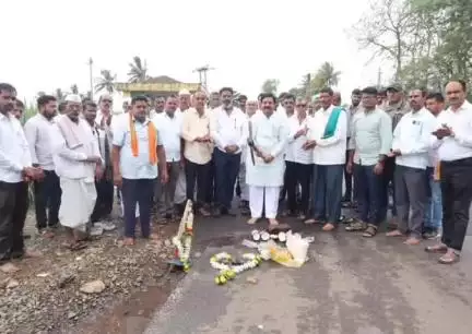 ರಾಯಬಾಗ: ವಿಜಯನಗರ ಗ್ರಾಮದಲ್ಲಿ ರಸ್ತೆ ಅಗಲೀಕರಣ ಮತ್ತು ಡಾಂಬರೀಕರಣ ಕಾಮಗಾರಿಗೆ ಶಾಸಕ ದುರ್ಯೋಧನ ಐಹೊಳೆ ಚಾಲನೆ