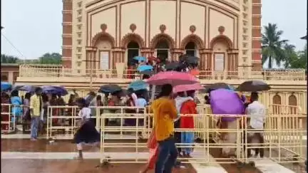 ব্যারাকপুর ২: বৃষ্টিকে উপেক্ষা করে ফলহারিনী নিয়ে অমাবশ্যায় দক্ষিণেশ্বর ভবতারিণী মন্দিরে ভক্তদের ঢল