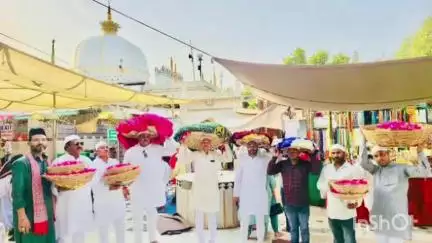 बंशीधरनगर (नगर उंटारी): झामुमो नेता ताहिर अंसारी और दीपक प्रताप देव अजमेर शरीफ पहुंचे, मुल्क में अमन-चैन की मांगी दुआ