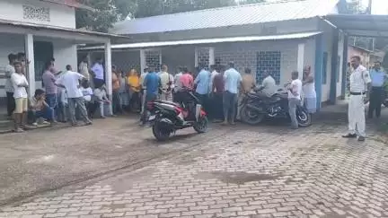 সৃজনগ্ৰাম: কলবাৰী পঞ্চায়ত কাৰ্যালয়ত পঞ্চায়তৰ সচিব দ্বাৰা মহিলাক অশালীন ইংগিত দিয়ালৈ উত্তপ্ত পৰিস্থিতি, ঘটনাস্থলীত উপস্থিত আৰক্ষী