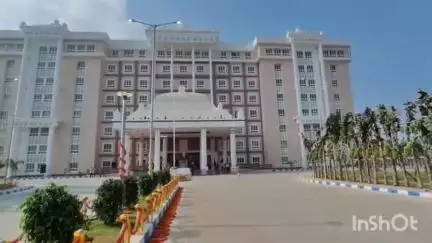 மயிலாடுதுறை: மாடு வளர்க்க லோன் வேணும் தன்னம்பிக்கையுடன் மாவட்ட ஆட்சியரக படிகளில் ஏறிய இரண்டரை அடி உயர மாற்றுத்திறனாளி அளித்த மனு