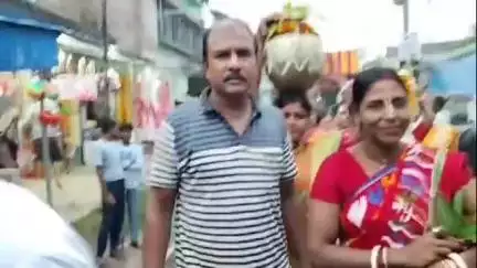 স্বরূপনগর: বাকড়া এলাকায় ৪৮তম বর্ষে ১৬ প্রহরব্যাপী মহানাম যজ্ঞানুষ্ঠানকে কেন্দ্র করে গঙ্গাঁবরনে বর্ণাঢ্য শোভাযাত্রা