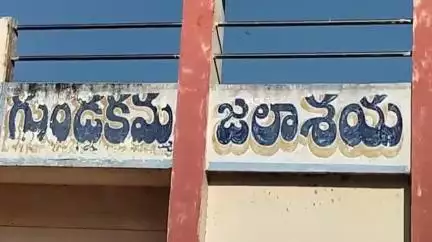 సంతనూతలపాడు: గుండ్లకమ్మ ప్రాజెక్టు వద్ద యోగాసన కార్యక్రమంలో పాల్గొన్న జిల్లా కలెక్టర్ తమీమ్ అన్సారియా