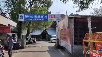 સોનગઢ: સોનગઢ પોલીસે ધમોડી ગામેથી જુગાર રમતા 5 ઈસમોને ઝડપી લઈ કાર્યવાહી હાથ ધરી.