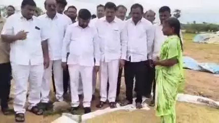 ఆత్మకూరు ఎస్: ఏపూర్ గ్రామంలో ఐకేపీ సెంటర్లో తడిసి మొలకెత్తిన వడ్లను పరిశీలించిన మాజీ మంత్రి, స్థానిక ఎమ్మెల్యే జగదీష్ రెడ్డి