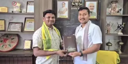 সৃজনগ্ৰাম: কেএচিৰ সচিবালয়ত আদিবাসী ছাত্ৰ সন্থাৰ ভাৰপ্ৰাপ্ত সভাপতি ৰেজন হৰোৰ সৈতে সভাত মিলিত হয় কেএচিৰ চীফ জীবেশ ৰায়