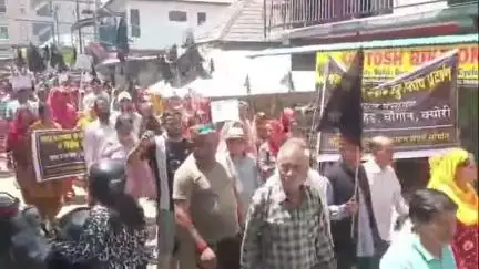 बैजनाथ: ग्राम पंचायत गुनहेड बीड़ चौगान व क्योर को नगर पंचायत बनाने के विरोध में लोगों ने चौगान में काले झंडे लेकर निकाली रैली