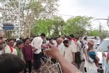 पोहरी: खाद्य टोकन ना मिलने से नाराज़ किसानों ने पोहरी में तहसील कार्यालय के सामने लगाया जाम, SDM व थाना प्रभारी ने दी समझाइश