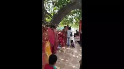 कुंदा: कुन्दा में सुहागिन महिलाओं ने पति की लंबी उम्र के लिए की वट सावित्री की पूजा-अर्चना की