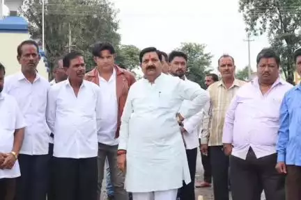 ರಾಯಬಾಗ: ಪಟ್ಟಣದ ಅಂಬೇಡ್ಕರ್ ವೃತ್ತದ ಬಳಿ ರಸ್ತೆ ಅಗಲೀಕರಣ, ಡಾಂಬರೀಕರಣ ಕಾಮಗಾರಿಗೆ ಶಾಸಕ ದುರ್ಯೋಧನ ಐಹೊಳೆ ಚಾಲನೆ