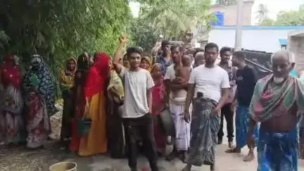হাসনাবাদ: খোর্দো দক্ষিণপাড়া এলাকায় জলের সমস্যা মিটানোর দাবিতে রাস্তা অবরোধ করে বিক্ষোভ গ্রামবাসীদের #jansamasya