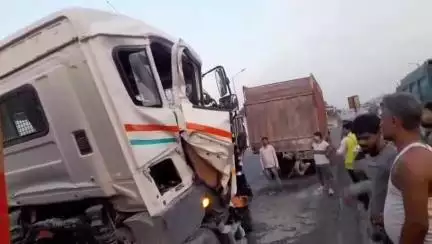 राजातालाब: वाराणसी में दो ट्रकों के बीच हुई जोरदार टक्कर, चालक और खलासी गंभीर रूप से घायल, जांच में जुटी राजातालाब पुलिस टीम