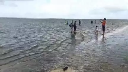 নামখানা: সিভিল ডিফেন্স এর পক্ষ থেকে বকখালি সমুদ্র সৈকতে পর্যটককে সরানো হচ্ছে, দুর্যোগ পূর্ণ আবহাওয়া জন্য