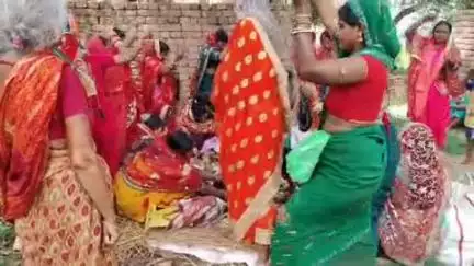 बिंद: बिंद प्रखंड में सुहागिन महिलाओं ने वट सावित्री की पूजा कर पति की लंबी आयु की कामना की