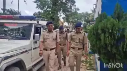 হরিশ্চন্দ্রপুর ১: হরিশ্চন্দ্রপুর থানা চত্বরের বিভিন্ন বিষয় খোঁজখবর নিতে পৌঁছলেন জেলা পুলিশ সুপার