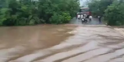 अक्कलकोट: बोरगाव ( दे ) येथील ओढा भरून वाहत असल्याने नागरिकांनी सतर्क राहावे: तहसीलदार विनायक मगर यांचे आवाहन...
