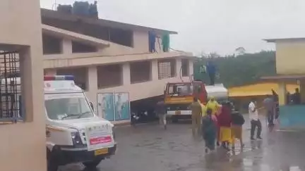 கூடலூர்: புத்தூர்வயல் பகுதி அரசு மேல்நிலைப்பள்ளியில் தங்க வைக்கப்பட்டுள்ள மக்களை மாவட்ட  கண்காணிப்பு அலுவலர் ஆய்வு