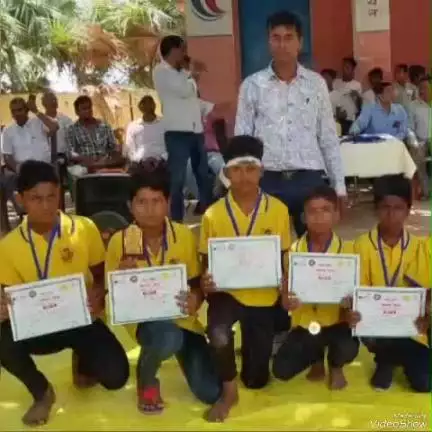 दावथ: दावथ सूर्यपुरा और दिनारा प्रखंड में मशाल खेल प्रतियोगिता में भाग लेने वाले छात्र-छात्राओं के बीच पुरस्कार वितरण किया गया