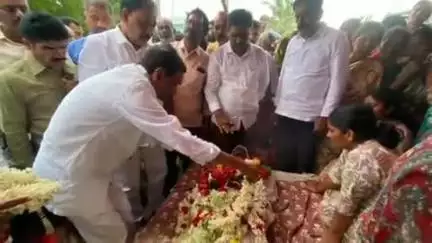 బద్వేల్: పోరుమామిళ్ల : వెంకట్ రెడ్డి మృతదేహానికి నివాళులర్పించిన ఎమ్మెల్సీ గోవిందరెడ్డి,జడ్పీ చైర్మన్ రామ గోవిందరెడ్డి