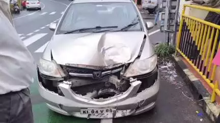 പുനലൂർ: നെല്ലിപ്പള്ളിയിൽ കാർ കൈവരിയിലേക്ക് ഇടിച്ചുകയറി അപകടം, യാത്രക്കാർക്ക് പരിക്ക്
