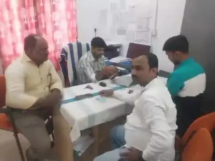 मरौना: सामुदायिक स्वास्थ्य केंद्र मरौना द्वारा कमरैल गांव में सोमवार को आयुष्मान कार्ड शिविर का आयोजन