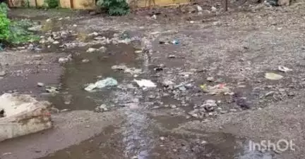 औसा: औशातील खादी कार्यालय गेट व स्वामी रामानंद पुतळा परिसरात घाणीचे साम्राज्य,स्वच्छता करा सामाजिक कार्यकर्ते  राम कांबळे