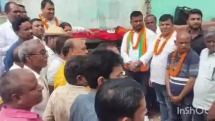 मांडू: मांडू विधायक तिवारी महतो ने बड़गांव पंचायत में विकास पासवान के घर से भुइयांडीह तक सड़क निर्माण कार्य का शिलान्यास किया
