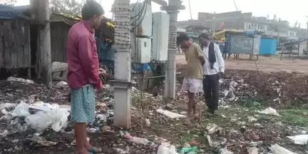 चिनिया: झारखंड राज्य ग्रामीण बैंक के सामने ट्रांसफार्मर स्थल बना शराब की बोतलें फेंकने का अड्डा, बिजली मिस्त्री परेशान