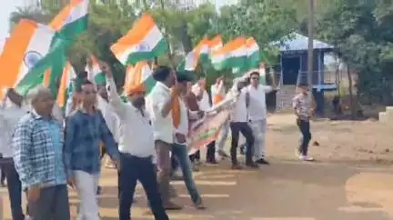नटेरन: नटेरन में निकली तिरंगा यात्रा, बड़ी संख्या में लोग हुए शामिल