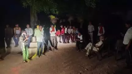 घुवारा: पुतरी खेड़ा में घुवारा चौकी पुलिस ने किया जनसंवाद, लोगों की सुनी समस्याएं और अपराध के बारे में ली जानकारी