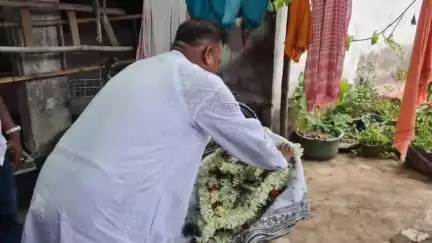 চণ্ডীতলা ২: হুগলির সিঙ্গুর ২নং অঞ্চল তৃণমূল কংগ্রেসের কর্মী অমরনাথ সাঁবুই এর মাতার পারলৌকিক ক্রিয়া অনুষ্ঠানে মন্ত্রী তথা বিধায়ক