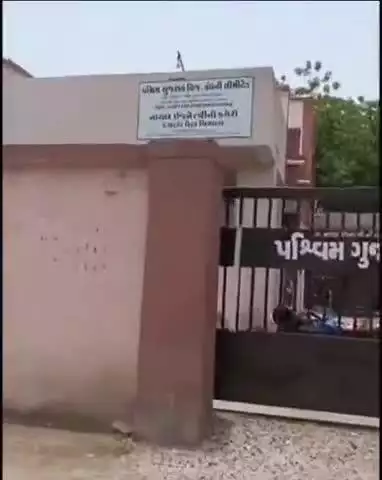 દસાડા: વીજ અનિયમિતતા અને વારંવાર વિજકાપ થી કંટાળેલા ગ્રામજનો દસાડા પીજીવીસીએલ ની કચેરીએ રજુઆત કરવા પહોંચ્યા #Jansamasya