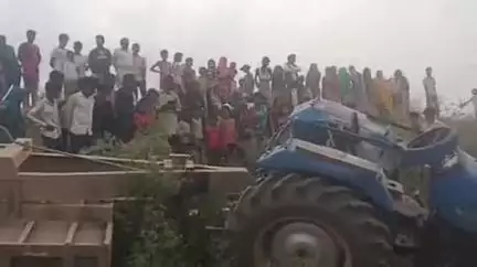 जमुनहा: लखाही खास के पास सड़क किनारे ट्रैक्टर पलटने से नाबालिग ट्रैक्टर चालक की मौत, शव पीएम के लिए भेज, कार्रवाई में जुटी पुलिस