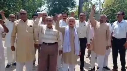 साढौरा: सढ़ौरा: गंदे पानी से परेशान रिटायर्ड कर्मचारी यूनियन ने नगरपालिका कार्यालय के बाहर किया प्रदर्शन