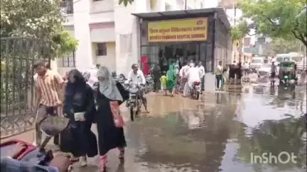 संभल: संभल के जिला संयुक्त चिकित्सालय में बारिश पड़ने के बाद का नजारा,पानी के कारण बे-मुश्किल लोगों को निकलना पड़ा#Jan samasya