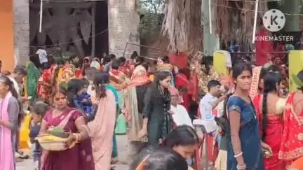 पकरीबरावां: पकरीबरावां में धूमधाम से कई स्थानों पर सुहागिनों ने बट सावित्री की पूजा-अर्चना की