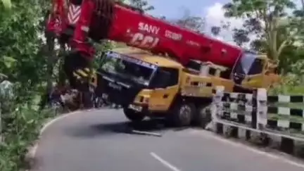 झींकपानी: जगन्नाथपुर बाईपास सड़क के बड़ाझींकपानी नाला पुलिया के पास बड़ा केरेन गाड़ी अनियंत्रित होकर गड्ढा में घुसा सड़क हुआ जाम।