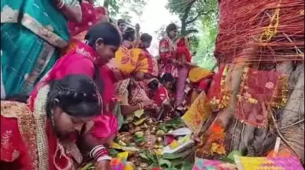 पूर्वी टुंडी: पूर्वी टुंडी प्रखंड के विभिन्न देवालयों में सुहागिन महिलाओं ने बरगद के पेड़ के नीचे मनाया...