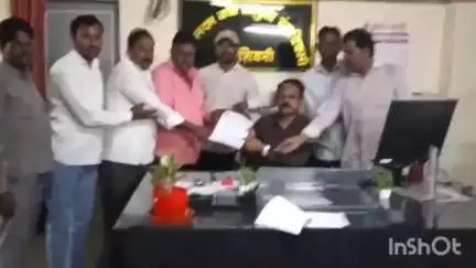 पारशिवनी: पारशिवनी ग्रामिण मधुन शेतकरी कर्जमुक्तीचे १२१ अर्ज सादर  ग्रामिणमधुन कर्जमुक्तीअर्ज' देण्यासाठी उत्सफुर्त प्रतिसाद.