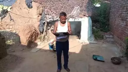 इनका नाम रामआसय चौधरी है रामटेकरी सतना के रहने वाले है इन्हे पीएम आवास नही मिल पा रहा है
कोई सुनवाई नहीं कर रहा है ।