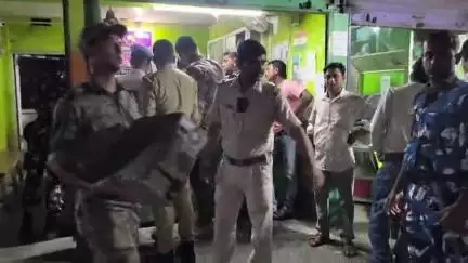 চোপড়া: চোপড়ায় বেশ কিছু অনলাইনের দোকানে পুলিশের হানা
