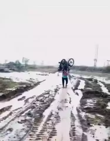 माण: कुळकजाई येथे एका तरुणाने चक्क खांद्यावर बाईक घेऊन चिखलातुन रस्ता केला पार, व्हीडिओ व्हायरल