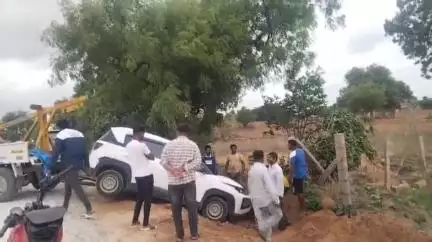 ಬಾಗೇಪಲ್ಲಿ: ಸೋಮಘಟ್ಟ ಸಮೀಪ ಚಾಲಕ ನಿಯಂತ್ರಣ ತಪ್ಪಿ ಮರಕ್ಕೆ ಡಿಕ್ಕಿ ಹೊಡೆದ ಕಾರು,ತಪ್ಪಿದ ಭಾರಿ ಅನಾಹುತ