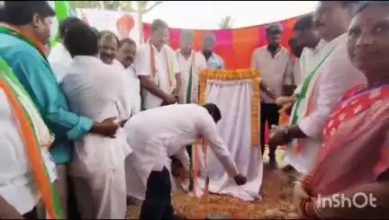 నక్కలపల్లి గ్రామంలో సుమారు రూ.50 లక్షల నిధులతో రోడ్డు నిర్మాణానికి శంకుస్థాపన చేసిన ఎమ్మెల్యే కేఆర్ నాగరాజు