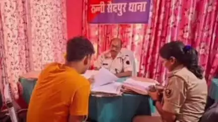 रुन्नी सैदपुर: रुन्नीसैदपुर थाने में वरीय पुलिस अधिकारी द्वारा लंबित मामलों की समीक्षा की गई